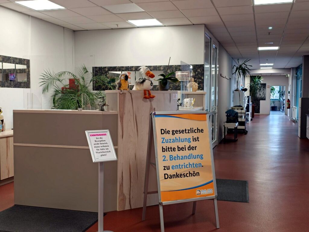 Empfangstresen von Medi-DOS 1 mit Blick in den Praxisflur