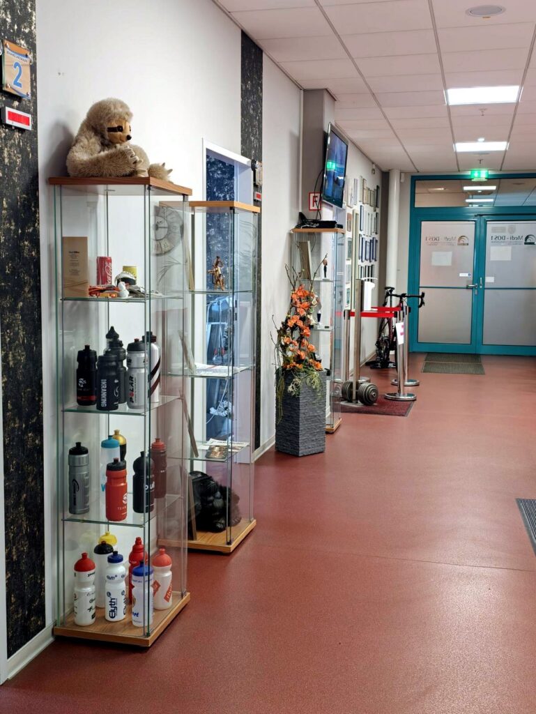 Vitrine mit Trainingsmaterial und Hilfsmitteln im Flur