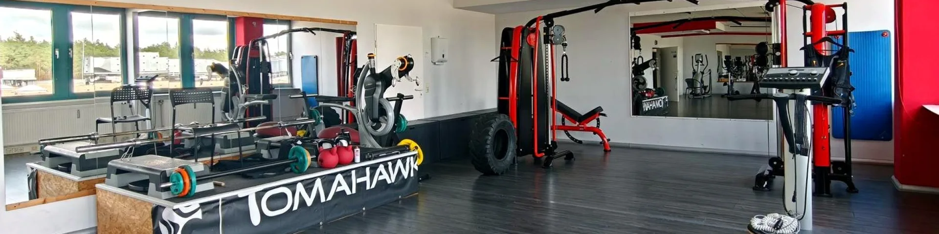 Das Studio mit Spiegelwand, Geräten und Platz für Kurse